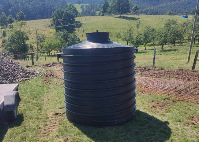 Vertikalni plastični rezervoari